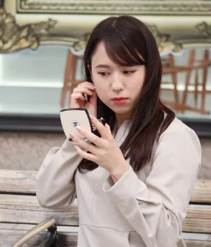 メイクしてる女の子